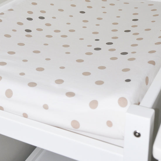 Little Turtle Baby Change Mat Covers add that finishing touch to your baby's nursery.  This size of fitted sheet - 80x50x12cm - is not only perfect for covering your changing pad, but also fits many of the smaller sized bassinets